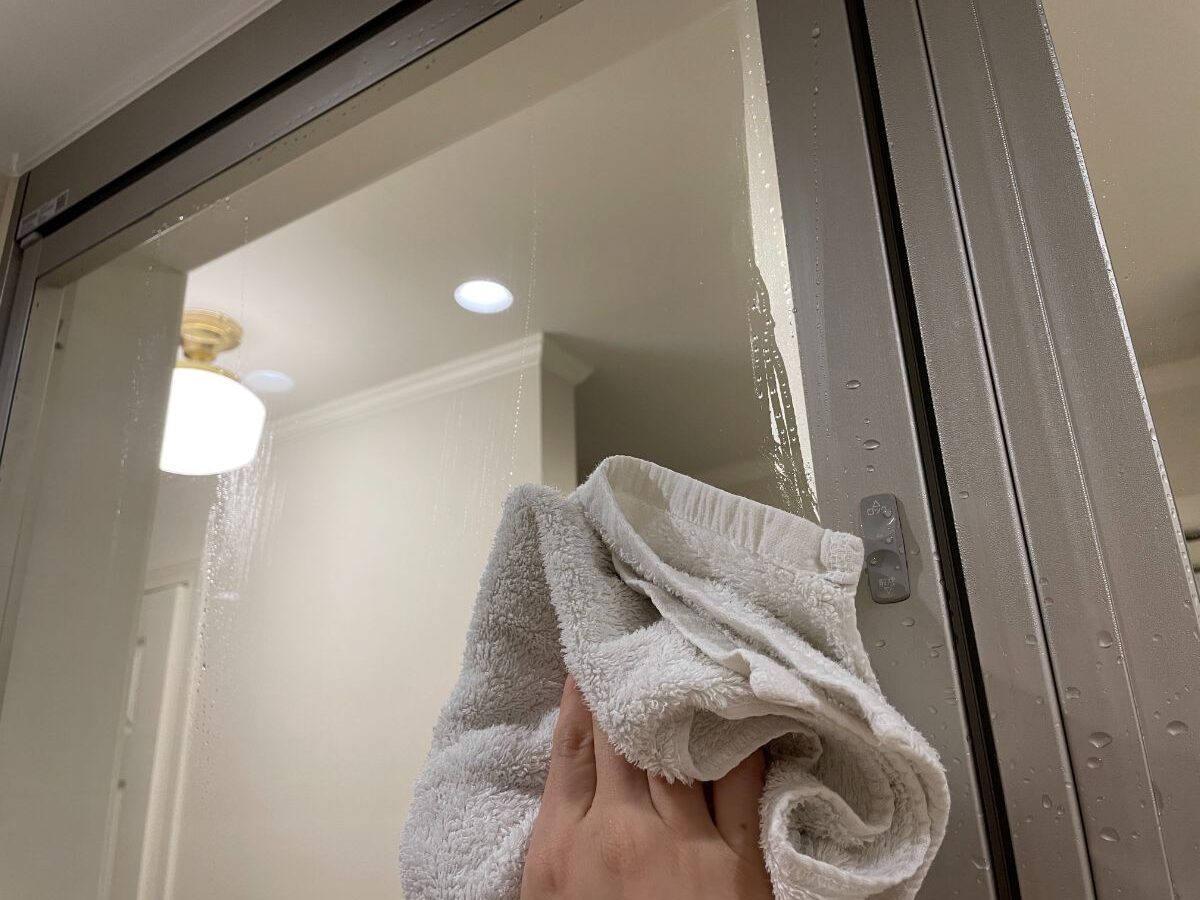 お風呂上がりに使ったタオルでガラス窓の水気を拭く