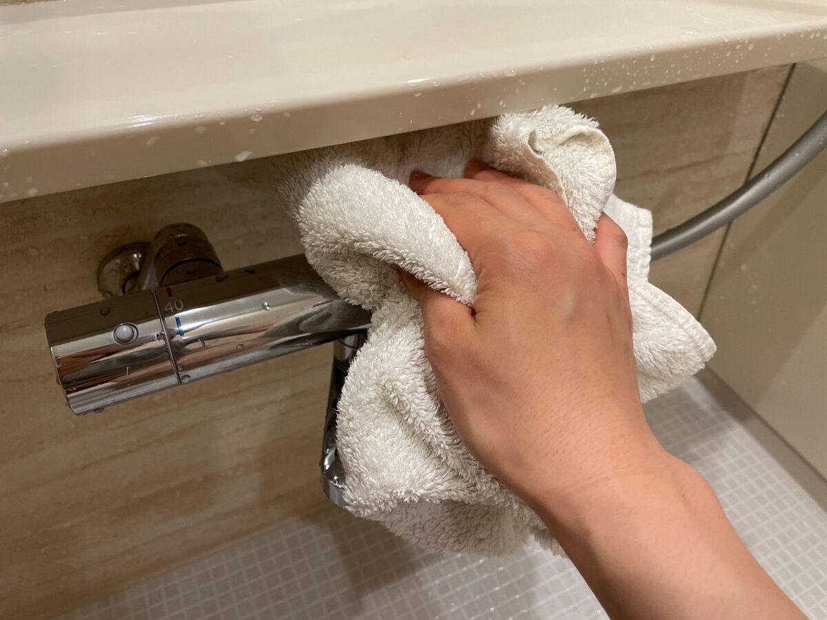 お風呂上がりに使ったタオルで水垢防止のために蛇口を拭く