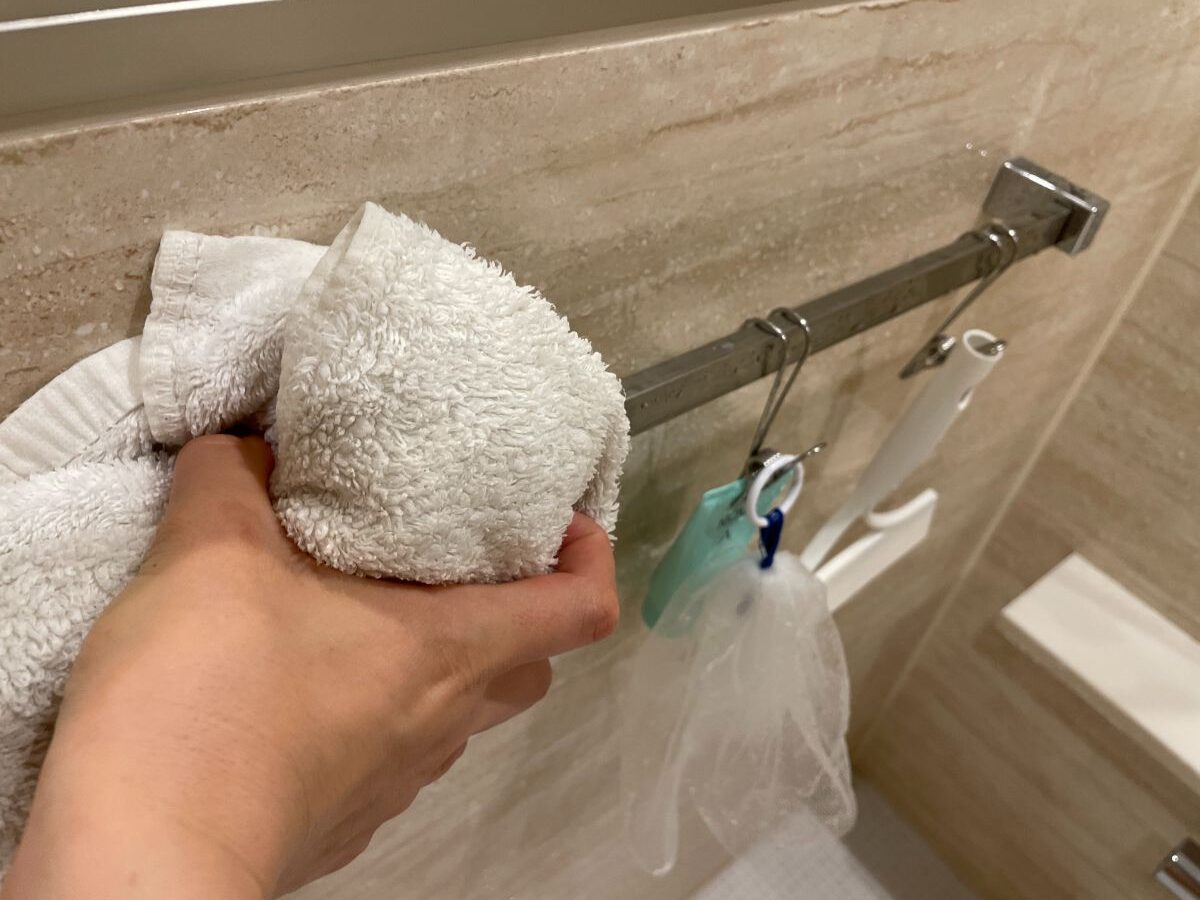 お風呂上がりに使ったタオルで水垢防止のためにタオルバーを拭く