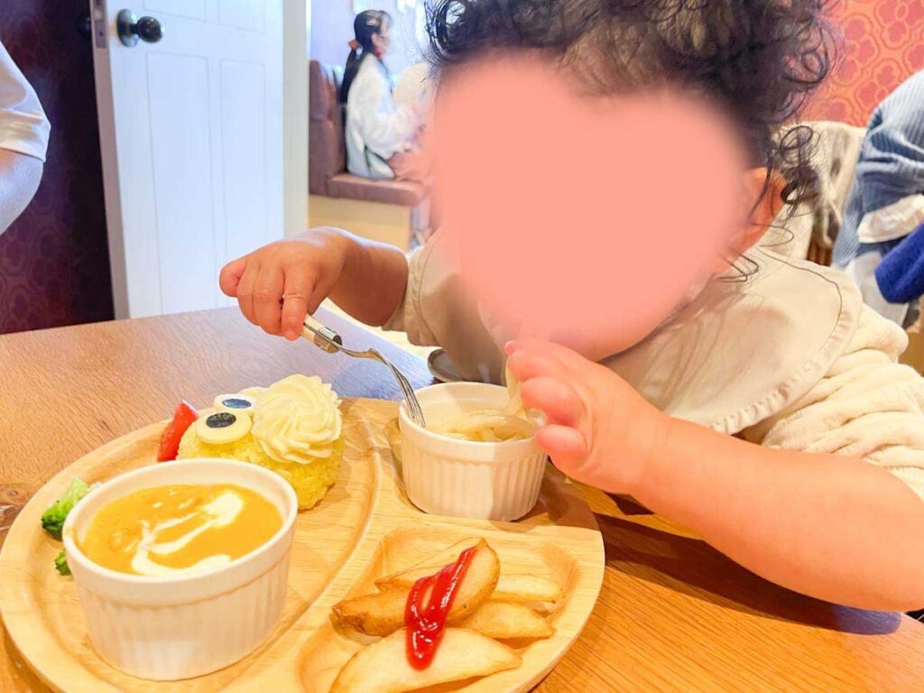 ひつじのショーンカフェで食べる子供